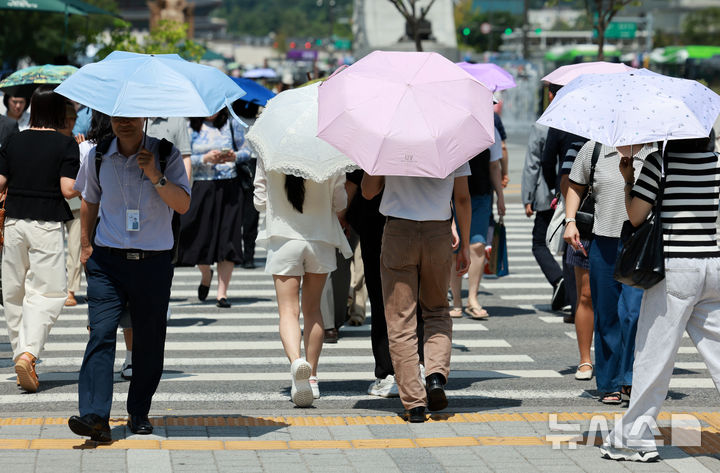 [서울=뉴시스] 이영환 기자 = 더위가 그친다는 절기상 처서를 하루 앞두고 찜통 더위가 이어지고 있는 22일 서울 종로구 광화문 네거리에서 양산을 쓴 시민들이 걸어가고 있다. 2025.08.22. 20hwan@newsis.com