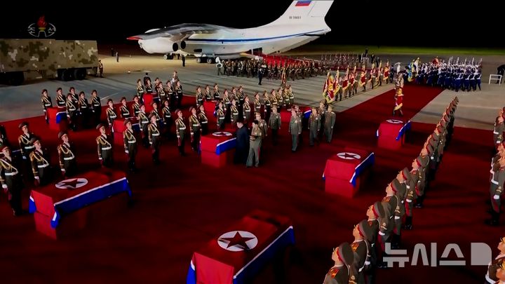 [서울=뉴시스] 북한 조선중앙TV가 러시아에 파병된 북한군 전사자 유해 송환식 영상을 22일 공개했다. (사진=조선중앙TV 캡쳐) 2025.08.22. photo@newsis.com