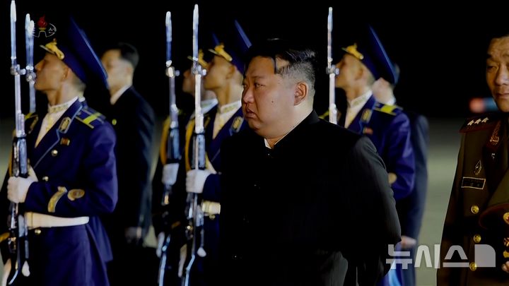 [서울=뉴시스] 북한 조선중앙TV가 러시아에 파병된 북한군 전사자 유해 송환식 영상을 22일 공개했다. (사진=조선중앙TV 캡쳐) 2025.08.22. photo@newsis.com