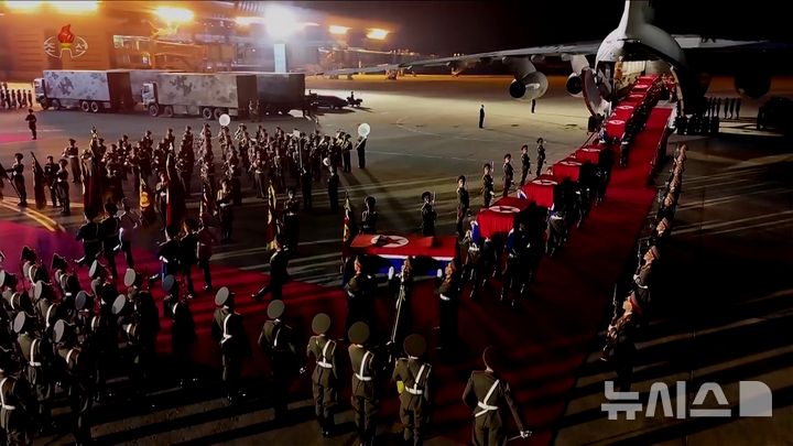 [서울=뉴시스] 북한 조선중앙TV가 러시아에 파병된 북한군 전사자 유해 송환식 영상을 22일 공개했다. (사진=조선중앙TV 캡쳐) 2025.08.22. photo@newsis.com