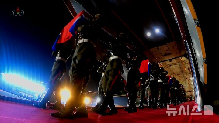 [서울=뉴시스] 북한 조선중앙TV가 러시아에 파병된 북한군 전사자 유해 송환식 영상을 22일 공개했다. (사진=조선중앙TV 캡쳐) 2025.08.22. photo@newsis.com