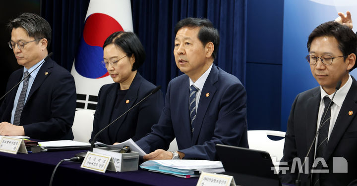 [서울=뉴시스] 추상철 기자 = 구윤철 경제부총리 겸 기획재정부 장관이 22일 오후 서울 종로구 정부서울청사에서 새정부 경제성장전략 관계부처 합동 브리핑을 하고 있다. 2025.08.22. scchoo@newsis.com