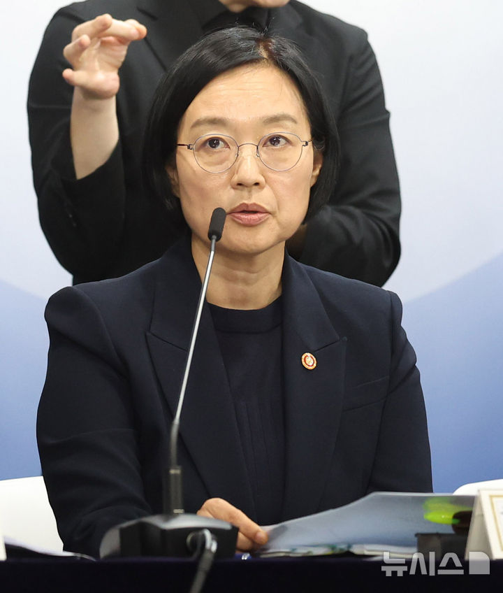 [서울=뉴시스] 추상철 기자 = 한성숙 중소벤처기업부 장관이 22일 오후 서울 종로구 정부서울청사에서 열린 새정부 경제성장전략 관계부처 합동 브리핑에서 정책을 설명하고 있다. 2025.08.22. scchoo@newsis.com