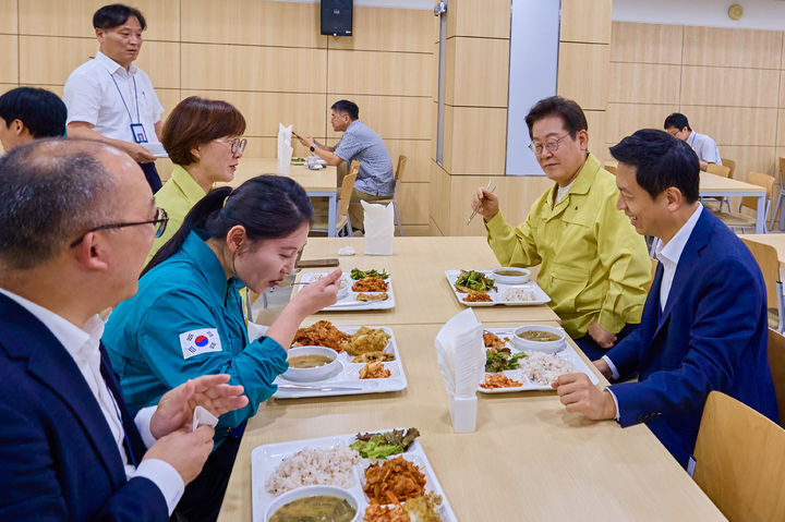[서울=뉴시스] 최동준 기자 = 대통령실은 지난 21일 이재명 대통령이 서울 용산 대통령실 직원 식당에서 김현지 총무비서관 등 직원들과 식사하는 모습을 22일 SNS에 공개했다. (사진=이재명 대통령 SNS) 2025.08.22. photo@newsis.com *재판매 및 DB 금지
