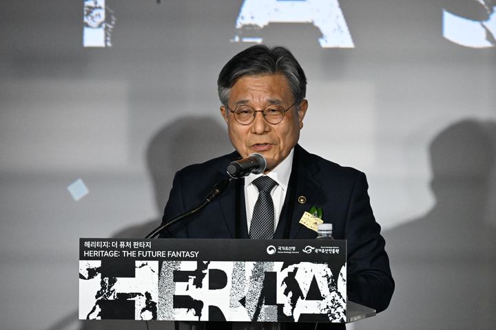 [서울=뉴시스] 허민 국가유산청장이 22일 서울 동대문디자인플라자 뮤지엄에서 개최된 국가유산 디지털 특별전 '헤리티지: 더 퓨처 판타지' 개막식에 참석해 축사를 하고 있다. (사진=국가유산청 제공) 2025.08.22. photo@newsis.com *재판매 및 DB 금지