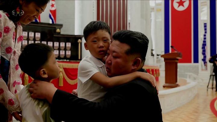 [서울=뉴시스] 북한 조선중앙TV가 김정은 북한 국무위원장이 러시아에 파병된 군인들에 대한 국가표창 수여식에 참석 영상을 22일 공개했다. 수여식에는 공훈을 세운 지휘관, 전투원들과 전사자 유가족들이 참석했다. (사진=조선중앙TV 캡쳐) 2025.08.22. photo@newsis.com *재판매 및 DB 금지 *재판매 및 DB 금지