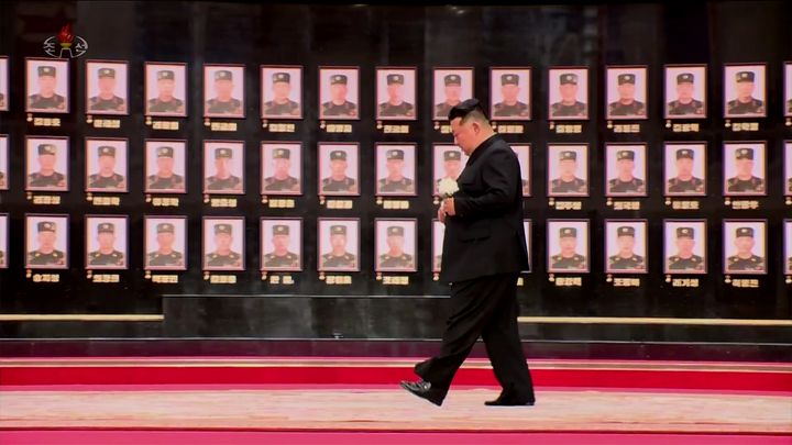 [서울=뉴시스] 북한 조선중앙TV가 김정은 북한 국무위원장이 러시아에 파병된 군인들에 대한 국가표창 수여식에 참석 영상을 22일 공개했다. 수여식에는 공훈을 세운 지휘관, 전투원들과 전사자 유가족들이 참석했다. (사진=조선중앙TV 캡쳐) 2025.08.30. photo@newsis.com *재판매 및 DB 금지 *재판매 및 DB 금지