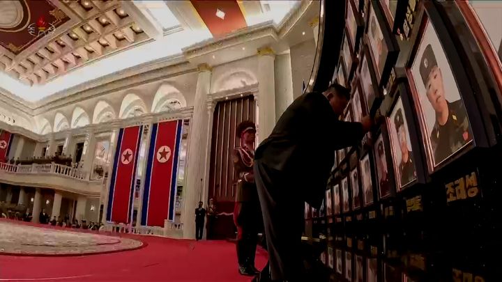 [서울=뉴시스] 북한 조선중앙TV가 김정은 북한 국무위원장이 러시아에 파병된 군인들에 대한 국가표창 수여식에 참석 영상을 22일 공개했다. 수여식에는 공훈을 세운 지휘관, 전투원들과 전사자 유가족들이 참석했다. (사진=조선중앙TV 캡쳐) 2025.08.22. photo@newsis.com *재판매 및 DB 금지 *재판매 및 DB 금지