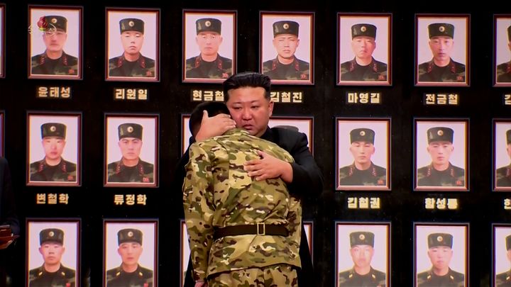 [서울=뉴시스] 북한 조선중앙TV가 김정은 북한 국무위원장이 러시아에 파병된 군인들에 대한 국가표창 수여식에 참석 영상을 22일 공개했다. 수여식에는 공훈을 세운 지휘관, 전투원들과 전사자 유가족들이 참석했다. (사진=조선중앙TV 캡쳐) 2025.08.22. photo@newsis.com *재판매 및 DB 금지 *재판매 및 DB 금지