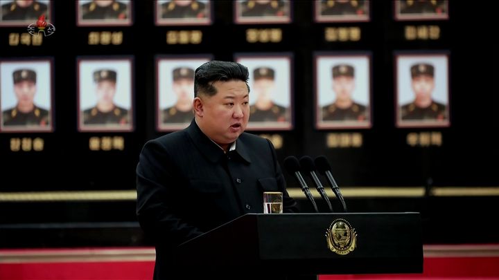 [서울=뉴시스] 북한 조선중앙TV가 김정은 북한 국무위원장이 러시아에 파병된 군인들에 대한 국가표창 수여식에 참석 영상을 22일 공개했다. 수여식에는 공훈을 세운 지휘관, 전투원들과 전사자 유가족들이 참석했다. (사진=조선중앙TV 캡쳐) 2025.08.22. photo@newsis.com *재판매 및 DB 금지 *재판매 및 DB 금지