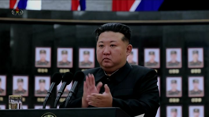 [서울=뉴시스] 북한 조선중앙TV가 김정은 북한 국무위원장이 러시아에 파병된 군인들에 대한 국가표창 수여식에 참석 영상을 22일 공개했다. 수여식에는 공훈을 세운 지휘관, 전투원들과 전사자 유가족들이 참석했다. (사진=조선중앙TV 캡쳐) 2025.08.22. photo@newsis.com *재판매 및 DB 금지 *재판매 및 DB 금지