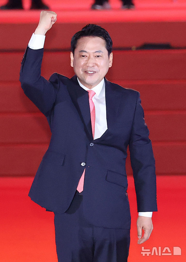 [청주=뉴시스] 고승민 기자 = 장동혁 국민의힘 당 대표 후보가 22일 충북 청주시 청주오스코에서 열린 국민의힘 제6차 전당대회에서 당원들에게 인사하고 있다.(공동취재) 2025.08.22. kkssmm99@newsis.com