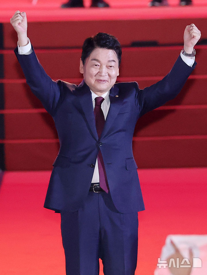 [청주=뉴시스] 고승민 기자 = 안철수 국민의힘 당 대표 후보가 22일 충북 청주시 청주오스코에서 열린 국민의힘 제6차 전당대회에서 당원들에게 인사하고 있다.(공동취재) 2025.08.22. kkssmm99@newsis.com