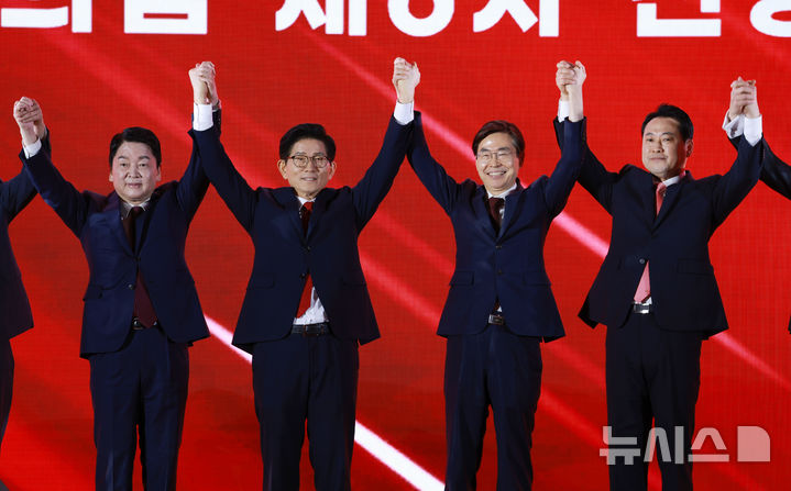 [청주=뉴시스] 고승민 기자 = 국민의힘 안철수(왼쪽부터), 김문수, 조경태, 장동혁 후보가 22일 충북 청주오스코에서 열린 국민의힘 제6차 전당대회에서 기념촬영하고 있다. 2025.08.22. kkssmm99@newsis.com