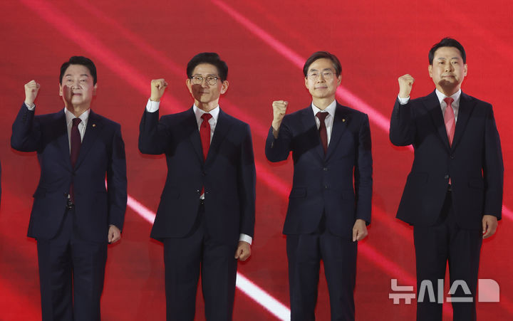 [청주=뉴시스] 고승민 기자 = 국민의힘 안철수(왼쪽부터), 김문수, 조경태, 장동혁 후보가 22일 충북 청주오스코에서 열린 국민의힘 제6차 전당대회에서 기념촬영하고 있다. 2025.08.22. kkssmm99@newsis.com