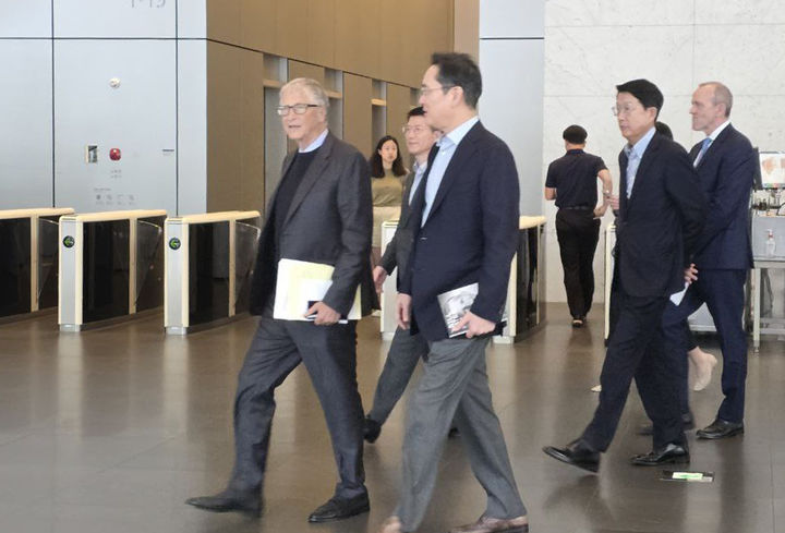 [서울=뉴시스] 이재용 삼성전자 회장이 22일 서울 서초구 삼성전자 서초사옥을 방문해 오찬을 함께 한 빌 게이츠 게이츠재단 이사장을 배웅하고 있다. (사진=삼성전자 제공) 2025.08.22. photo@newsis.com *재판매 및 DB 금지