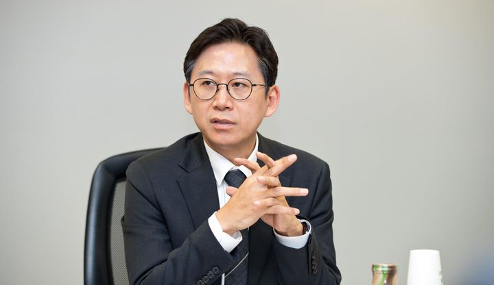 [서울=뉴시스] 배경훈 과학기술정보통신부 장관이 22일 오후 서울 종로구 광화문교보빌딩 국가과학기술자문회의 중회의실에서 열린 '과학기술 국제협력 전문가 간담회' 에서 바이오, 원자력 등 전략기술 분야에서의 국제협력 공동연구 강화방안에 대해 논의하고 있다. (사진=과학기술정보통신부 제공) 2025.08.22. photo@newsis.com *재판매 및 DB 금지