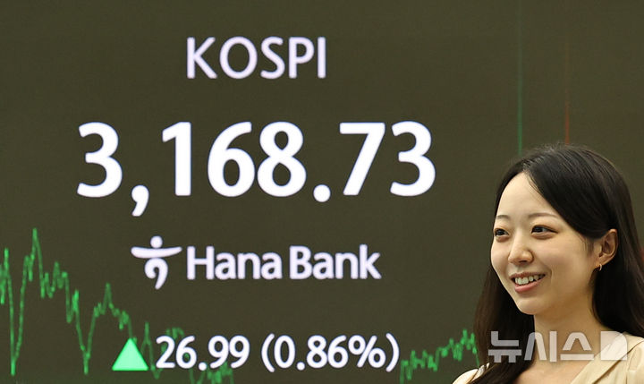 [서울=뉴시스] 최진석 기자 = 사진은 코스피가 전 거래일(3141.74)보다 26.99포인트(0.86%) 오른 3168.73에 장을 마친 지난 22일 오후 서울 중구 하나은행 딜링룸 전광판에 지수가 표시돼 있는 모습. 2025.08.22. myjs@newsis.com