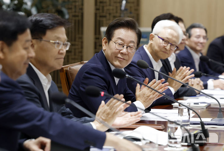 [서울=뉴시스] 최동준 기자 = 이재명 대통령이 22일 서울 용산 대통령실 청사에서 열린 제1회 국가과학기술자문회의 전원회의에서 참석자 소개에 박수를 보내고 있다. 2025.08.22. photocdj@newsis.com