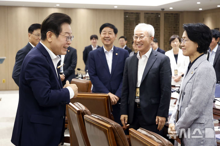 [서울=뉴시스] 최동준 기자 = 이재명 대통령이 22일 서울 용산 대통령실 청사에서 열린 제1회 국가과학기술자문회의 전원회의를 마치고 참석자들과 인사하고 있다. 정부는 과학기술 분야 연구개발(R&D) 예산과 관련해 35조 3천억원 정도의 예산을 편성했다. 2025.08.22. photocdj@newsis.com