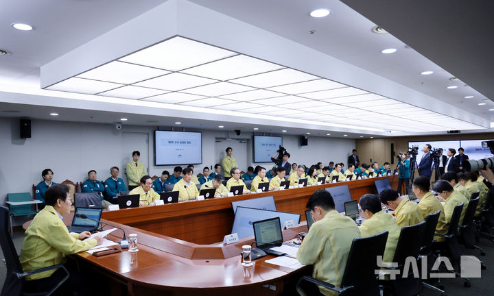 [서울=뉴시스] 고범준 기자 = 이재명 대통령이 21일 서울 용산 대통령실 청사에서 열린 제8차 수석·보좌관 회의에서 발언하고 있다. (대통령실통신사진기자단) 2025.08.21. bjko@newsis.com