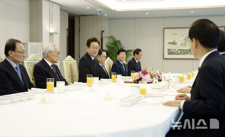 [서울=뉴시스] 최동준 기자 = 이재명 대통령이 21일 서울 용산 대통령실 청사에서 열린 더불어민주당 상임고문단과 오찬 간담회에서 발언하고 있다.&nbsp; 왼쪽부터 이해찬 전 대표, 임채정 전 국회의장, 이 대통령, 문희상 전 국회의장, 박병석 전 국회의장, 우상호 정무수석. 2025.08.21. photocdj@newsis.com
