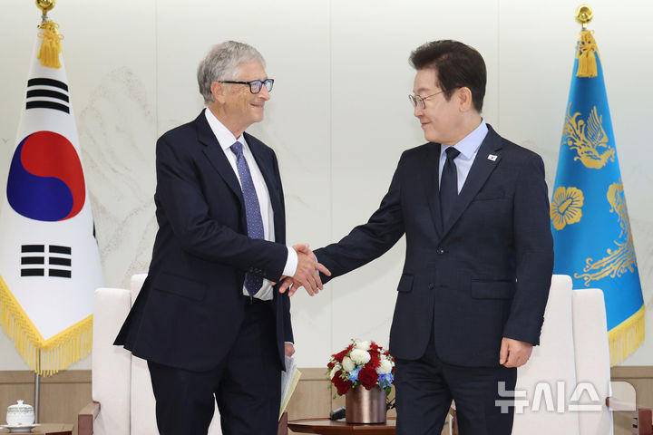 [서울=뉴시스] 최동준 기자 = 이재명 대통령이 21일 용산 대통령실에서 빌 게이츠 게이츠재단 이사장을 접견하고 있다. (대통령실통신사진기자단) 2025.08.21. photocdj@newsis.com