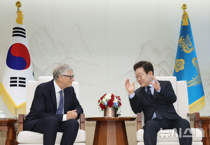 [서울=뉴시스] 최동준 기자 = 이재명 대통령이 21일 용산 대통령실에서 빌 게이츠 게이츠재단 이사장을 접견하고 있다. (대통령실통신사진기자단) 2025.08.21. photocdj@newsis.com
