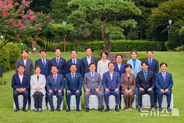 [서울=뉴시스] 최동준 기자 = 이재명 대통령이 20일 서울 한남동 관저에서 더불어민주당 정청래 대표, 김병기 원내대표 등 신임 지도부와 만찬에 앞서 기념촬영을 하고 있다. (사진=대통령실 제공) 2025.08.20. photo@newsis.com *재판매 및 DB 금지