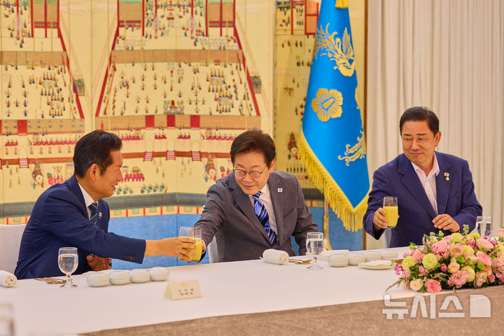 [서울=뉴시스] 최동준 기자 = 이재명 대통령이 20일 서울 한남동 관저에서 열린 더불어민주당 신임 지도부와 만찬에서 정청래 대표, 김병기 원내대표와 주스 건배를 하고 있다. (사진=대통령실 제공) 2025.08.20. photo@newsis.com *재판매 및 DB 금지
