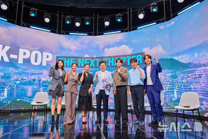 [서울=뉴시스] 이재명 대통령이 20일 서울 서초구 아리랑국제방송에서 녹화방송 형태로 진행된 케이팝 더 넥스트 챕터(K-Pop:The Next Chapter)에서 출연진들과 기념촬영을 하고 있다.&nbsp; 이날 '케이팝 데몬 헌터스(케데헌)'의 메기 강 감독, 영화 삽입곡을 부른 트와이스(TWICE)의 지효와 정연, 프로듀서 알티(R.Tee), 음악 평론가 김영대가 출연했다. (사진=대통령실 제공) 2025.08.20. photo@newsis.com *재판매 및 DB 금지