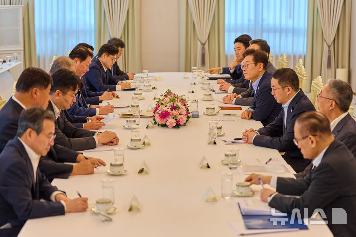 [서울=뉴시스] 이재명 대통령이 19일 서울 용산 대통령실 청사에서 열린 美日 순방 동행 경제단체 및 기업인 간담회에서 참석자들 발언을 듣고 있다. 이날 간담회는 류진 한국경제인협회 회장, 최태원 대한상공회의소 회장, 이재용 삼성전자 회장, 구광모 LG회장, 조원태 대한항공 회장, 김동관 한화 부회장, 장재훈 현대자동차 부회장, 박지원 두산그룹 부회장 겸 두산에너빌리티 대표이사 회장, 서정진 셀트리온 회장. (사진=대통령실 제공) 2025.08.19. photo@newsis.com *재판매 및 DB 금지
