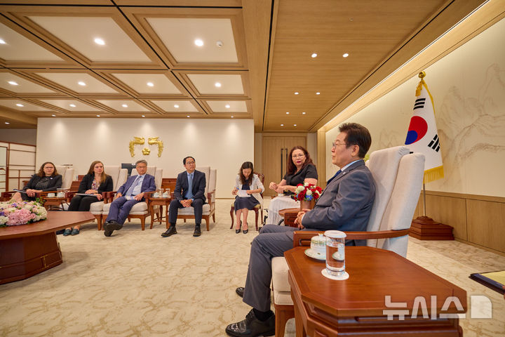 [서울=뉴시스] 최동준 기자 = 이재명 대통령이 18일 서울 용산 대통령실 청사에서 태미 덕워스 상원의원과 앤디 킴 상원의원을 접견하고 있다. (사진=대통령실 제공) 2025.08.18. photo@newsis.com *재판매 및 DB 금지