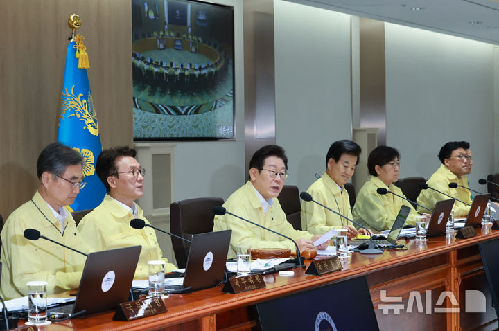 [서울=뉴시스] 고범준 기자 = 이재명 대통령이 18일 서울 용산 대통령실 청사에서 열린 제1회 을지국무회의 및 제37회 국무회의에서 발언하고 있다. (대통령실통신사진기자단) 2025.08.18. bjko@newsis.com