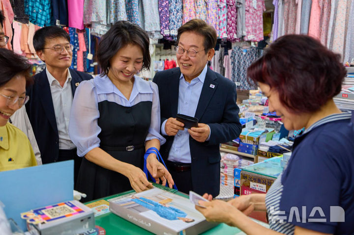 [서울=뉴시스] 최동준 기자 = 이재명 대통령과 김혜경 여사가 17일 서울 은평구 연서시장을 방문해 잠옷 구매를 하고 있다. 이날 이 대통령은 민생회복 소비쿠폰 효과 민심 청취를 하며 생활용품과 찬거리를 온누리상품권으로 구매했다. (사진=대통령실 제공) 2025.08.17. photo@newsis.com *재판매 및 DB 금지