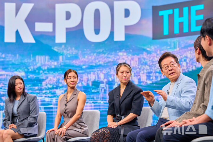 [서울=뉴시스] 이재명 대통령이 20일 서울 서초구 아리랑국제방송에서 녹화방송 형태로 진행된 케이팝 더 넥스트 챕터(K-Pop:The Next Chapter)에서 출연진들과 K팝의 현재와 앞으로의 비전이라는 주제로 논의하고 있다.&nbsp; 이날 '케이팝 데몬 헌터스(케데헌)'의 메기 강 감독, 영화 삽입곡을 부른 트와이스(TWICE)의 지효와 정연, 프로듀서 알티(R.Tee), 음악 평론가 김영대가 출연했다. (사진=대통령실 제공) 2025.08.20. photo@newsis.com *재판매 및 DB 금지