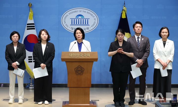 [서울=뉴시스] 조성봉 기자 = 최민희 국회 과학기술정보방송통신위원회 위원장이 22일 오후 서울 여의도 국회 소통관에서 열린 기자회견에서 방송3법 국회 본회의 통과에 대한 입장발표를 하고 있다. 왼쪽부터 김현 국회 과방위 민주당 간사, 이주희 의원, 최 위원장, 수어통역사, 한민수 의원, 이해민 조국혁신당 의원. 2025.08.22. suncho21@newsis.com