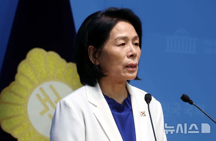 [서울=뉴시스] 조성봉 기자 = 최민희 국회 과학기술정보방송통신위원회 위원장이 22일 오후 서울 여의도 국회 소통관에서 열린 기자회견에서 방송3법 국회 본회의 통과에 대한 입장발표를 하고 있다. 2025.08.22. suncho21@newsis.com