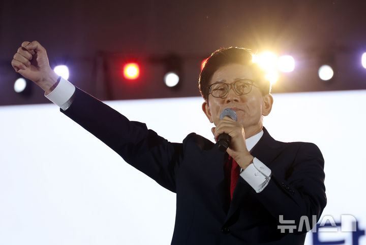 [청주=뉴시스] 고승민 기자 = 김문수 국민의힘 당 대표 후보가 22일 충북 청주오스코에서 열린 국민의힘 제6차 전당대회에서 비전발표를 하고 있다. 2025.08.22. kkssmm99@newsis.com