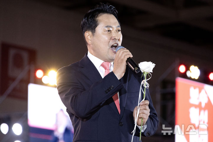 [청주=뉴시스] 고승민 기자 = 장동혁 국민의힘 대표 후보가 22일 오후 충북 청주 오스코에서 열린 국민의힘 제6차 전당대회에서 비전발표를 하고 있다. (공동취재) 2025.08.22. photo@newsis.com