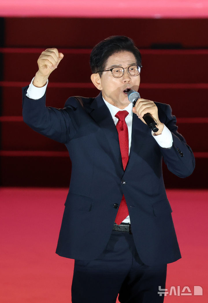 [청주=뉴시스] 고승민 기자 = 김문수 국민의힘 대표 후보가 22일 오후 충북 청주 오스코에서 열린 국민의힘 제6차 전당대회에서 비전발표를 하고 있다. (공동취재) 2025.08.22. photo@newsis.com