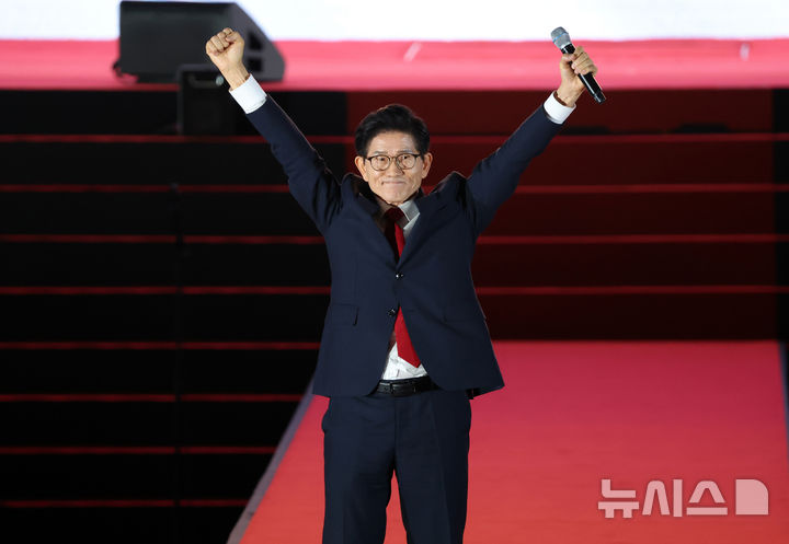 [청주=뉴시스] 고승민 기자 = 김문수 국민의힘 대표 후보가 22일 오후 충북 청주 오스코에서 열린 국민의힘 제6차 전당대회에서 비전발표를 하고 있다. (공동취재) 2025.08.22. photo@newsis.com