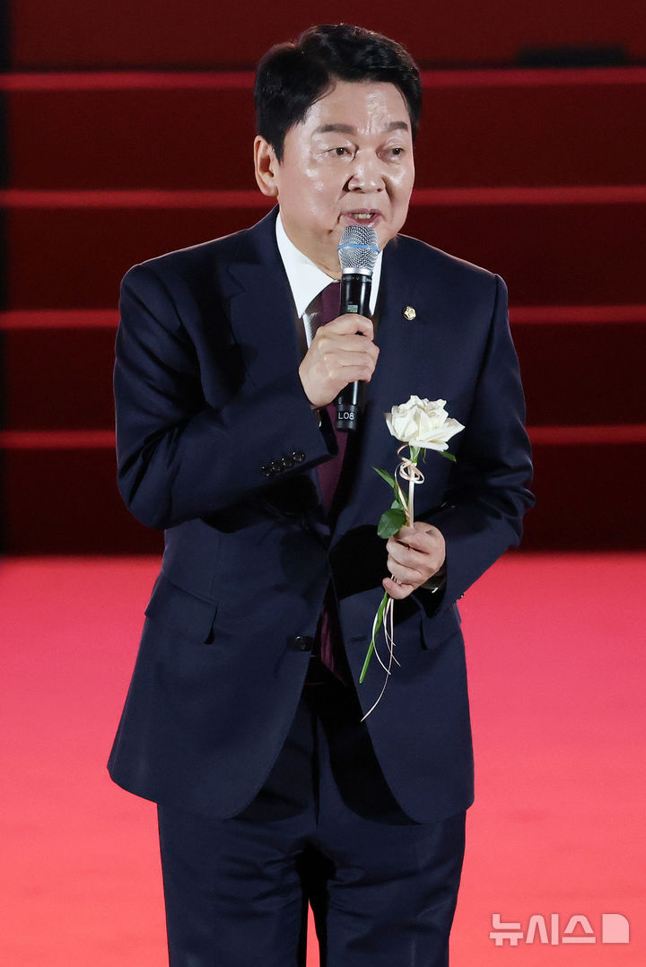 [청주=뉴시스] 고승민 기자 = 안철수 국민의힘 대표 후보가 22일 오후 충북 청주 오스코에서 열린 국민의힘 제6차 전당대회에서 비전발표를 하고 있다. (공동취재) 2025.08.22. photo@newsis.com