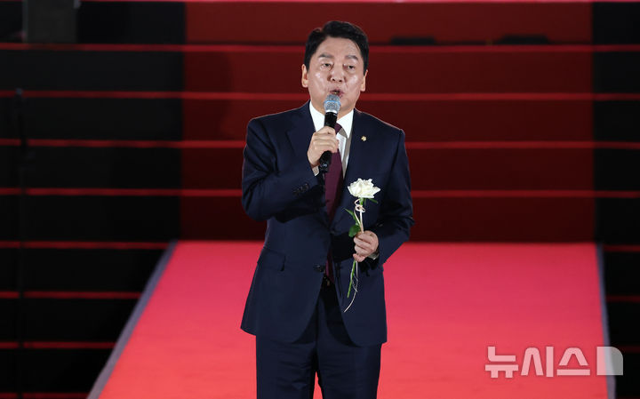 [청주=뉴시스] 고승민 기자 = 안철수 국민의힘 대표 후보가 22일 오후 충북 청주 오스코에서 열린 국민의힘 제6차 전당대회에서 비전발표를 하고 있다. (공동취재) 2025.08.22. photo@newsis.com