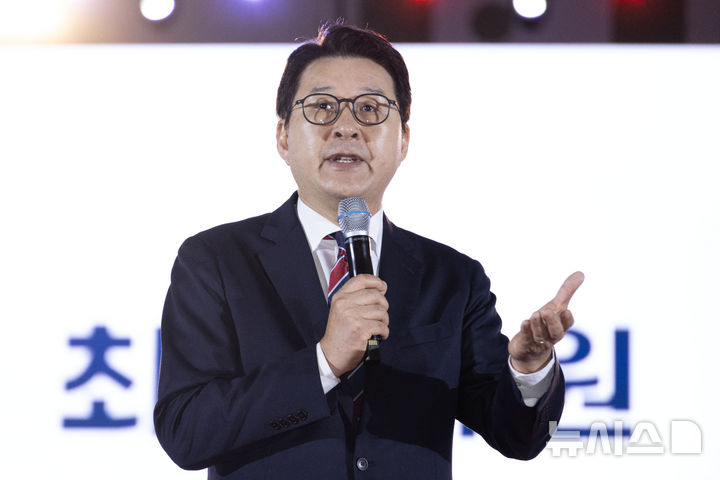 [청주=뉴시스] 고승민 기자 = 신동욱 국민의힘 최고위원 후보가 22일 오후 충북 청주 오스코에서 열린 국민의힘 제6차 전당대회에서 비전발표를 하고 있다. (공동취재) 2025.08.22. photo@newsis.com