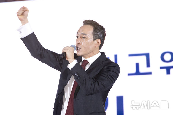 [청주=뉴시스] 고승민 기자 = 김민수 국민의힘 신임 최고위원이 지난 22일 충북 청주오스코에서 열린 국민의힘 제6차 전당대회에서 당선인사를 하고 있다. (공동취재) 2025.08.22. photo@newsis.com