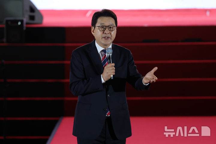 [청주=뉴시스] 고승민 기자 = 신동욱 국민의힘 최고위원 후보가 22일 오후 충북 청주 오스코에서 열린 국민의힘 제6차 전당대회에서 비전발표를 하고 있다. (공동취재) 2025.08.22. photo@newsis.com