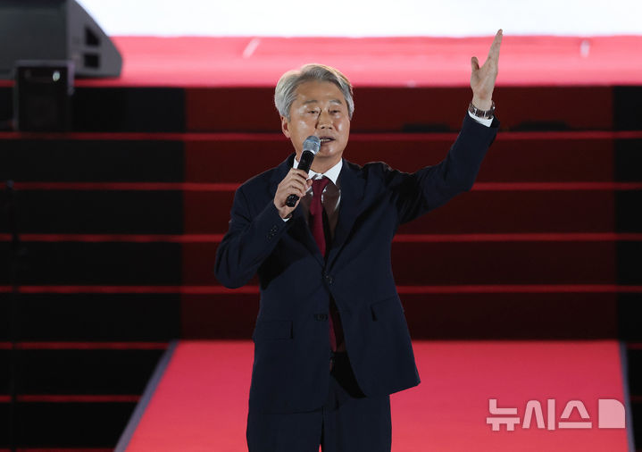 [청주=뉴시스] 고승민 기자 = 김근식 국민의힘 최고위원 후보가 22일 오후 충북 청주 오스코에서 열린 국민의힘 제6차 전당대회에서 비전발표를 하고 있다. (공동취재) 2025.08.22. photo@newsis.com