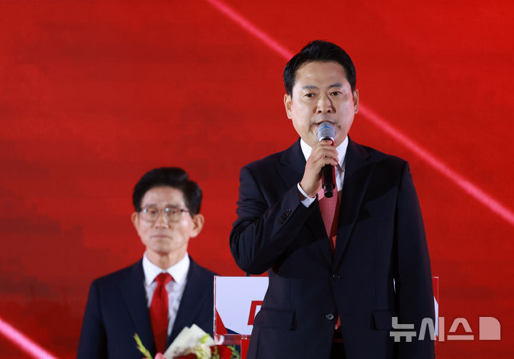 [청주=뉴시스] 고승민 기자 = 장동혁 국민의힘 당대표 후보가 22일 충북 청주오스코에서 열린 국민의힘 제6차 전당대회에서 최종 2인 선출 후 인사말을 하고 있다. 2025.08.22. kkssmm99@newsis.com