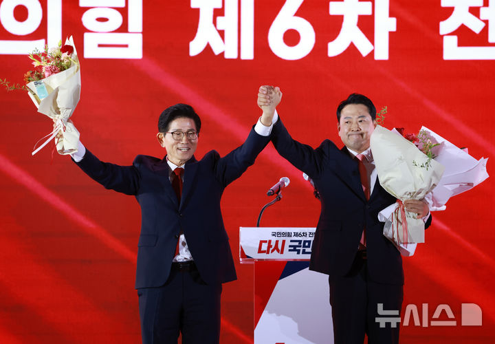 [청주=뉴시스] 고승민 기자 = 국민의힘 김문수, 장동혁 당대표 후보가 22일 충북 청주오스코에서 열린 국민의힘 제6차 전당대회에서 최후 2인 선출 후 인사하고 있다. 2025.08.22. kkssmm99@newsis.com